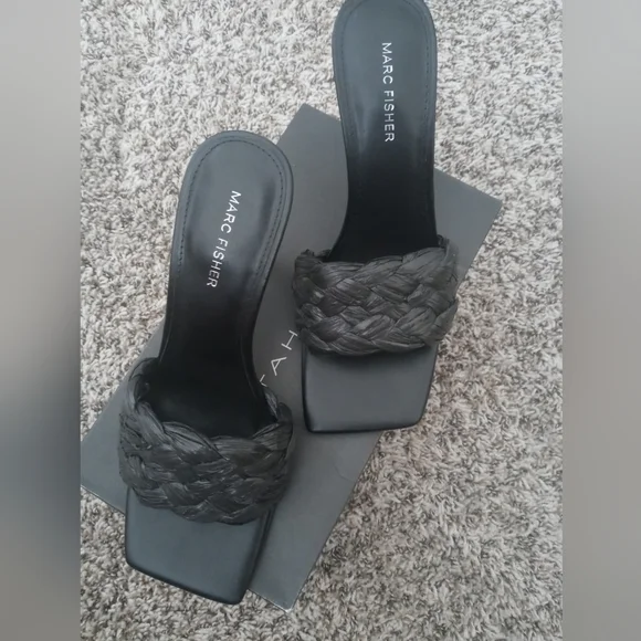 Women Shoes - Picture 3 of 3